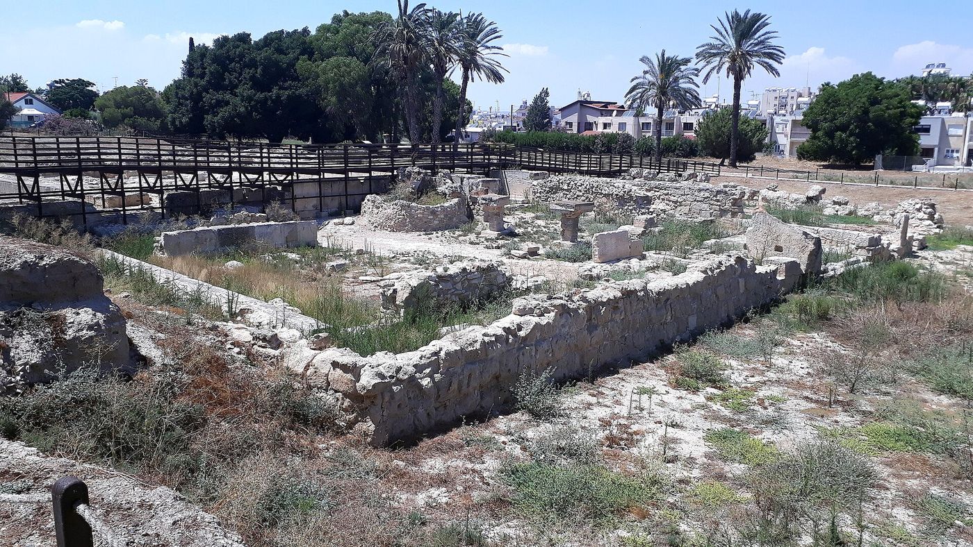 Ausgegrabene Steinfundamente auf dem archäologischen Gelände des antiken Kition in Larnaka, Zypern