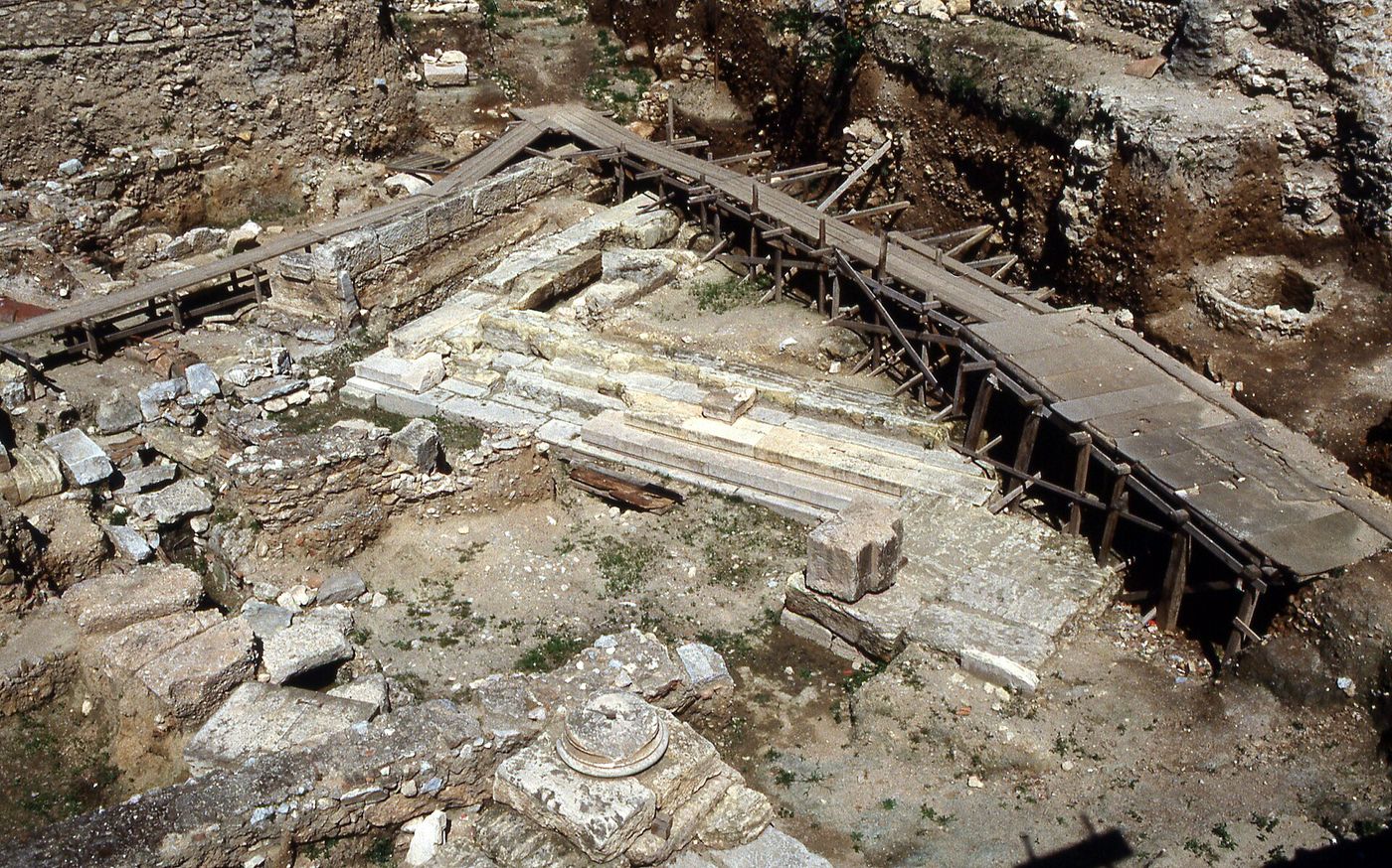 Ausgegrabene Steinfundamente des Westendes der Stoa Poikile auf der Athener Agora